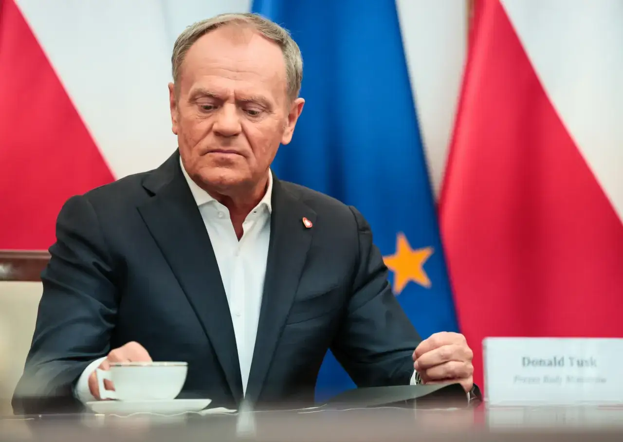 Donald Tusk z filiżanką kawy. Czy to symboliczne odzwierciedlenie tego, dlaczego KO traci poparcie w sondażach mimo utrzymywania pozycji lidera w marcu 2026?