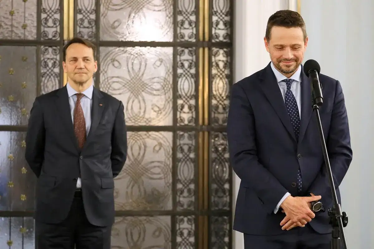 Dwóch polityków w garniturach. Dlaczego fani polityki plotkują o nowym kandydacie KO na prezydenta zamiast Trzaskowskiego?