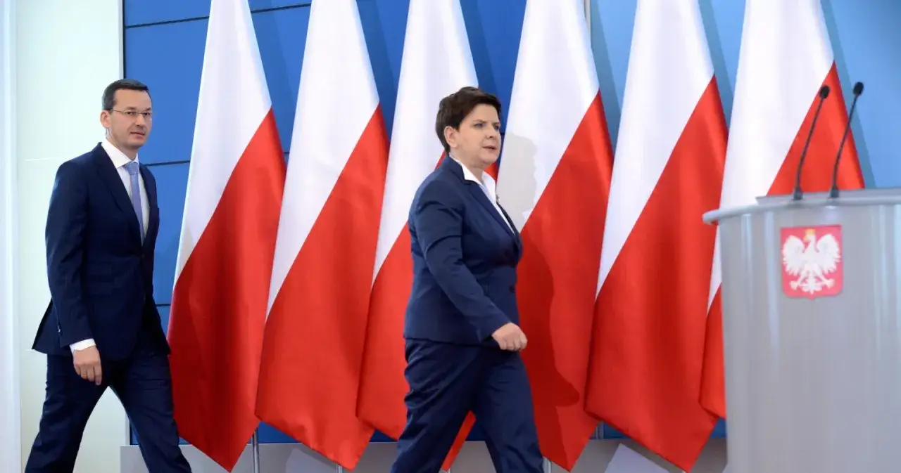 Mateusz Morawiecki i Beata Szydło obok flag Polski. Czy to koniec plotek o konflikcie Beaty Szydło z obecnym kierownictwem partii?