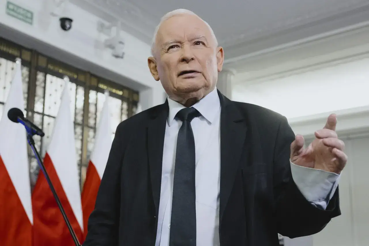Jarosław Kaczyński przemawia na tle flag. Kto z otoczenia Jarosława Kaczyńskiego ma największy wpływ na jego decyzje?