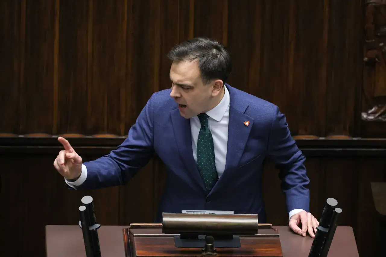 Poseł PiS przemawia, wskazując palcem. Czy jego oświadczenie majątkowe skrywa największe tajemnice z ostatniego roku?