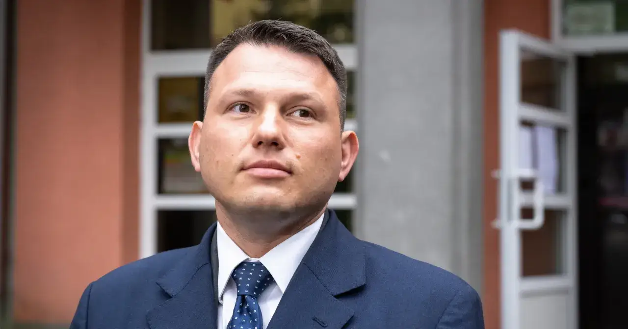 Sławomir Mentzen w garniturze, zamyślony. Czy odkryjemy sekrety kampanii prezydenckiej i plany na drugą turę?