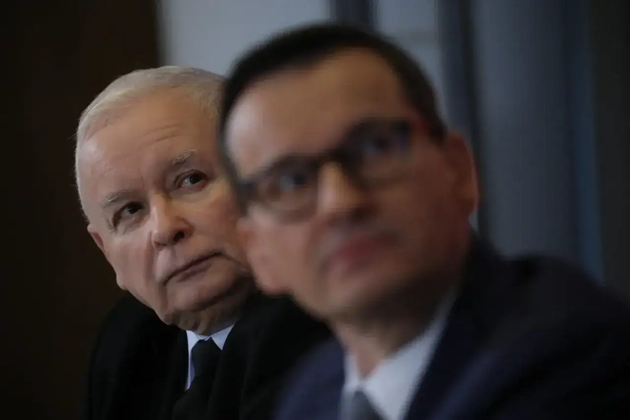 Jarosław Kaczyński przygląda się wiceprezesowi, zastanawiając się, dlaczego sprawa trafiła do komisji etyki.