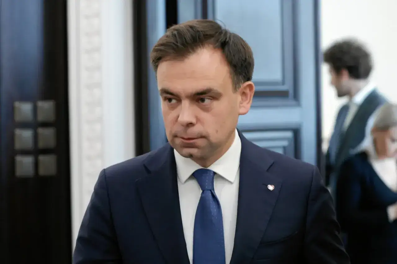 Poseł w garniturze, być może w tle największe tajemnice oświadczeń majątkowych posłów PiS z ostatniego roku.
