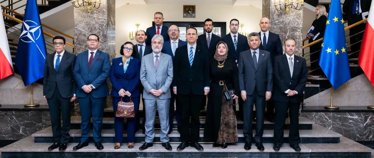 Delegacja wita się z Radosławem Sikorskim, co może być kluczowe dla jego walki o większe wpływy w polityce zagranicznej koalicji.