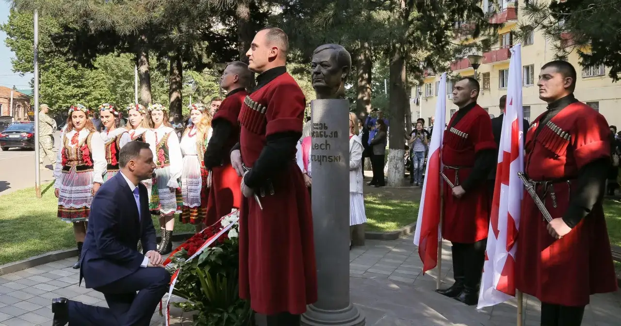 Uroczystość przy pomniku Lecha Kaczyńskiego. Czy to jedyny taki pomnik w Polsce?