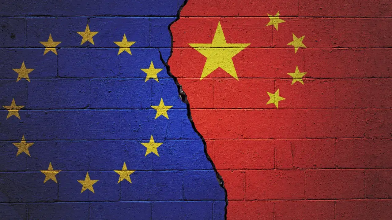 Podzielony mur: flaga UE i Chin. Dlaczego Krzysztof Bosak domaga się debaty o Chinach i Indiach zamiast o UE?