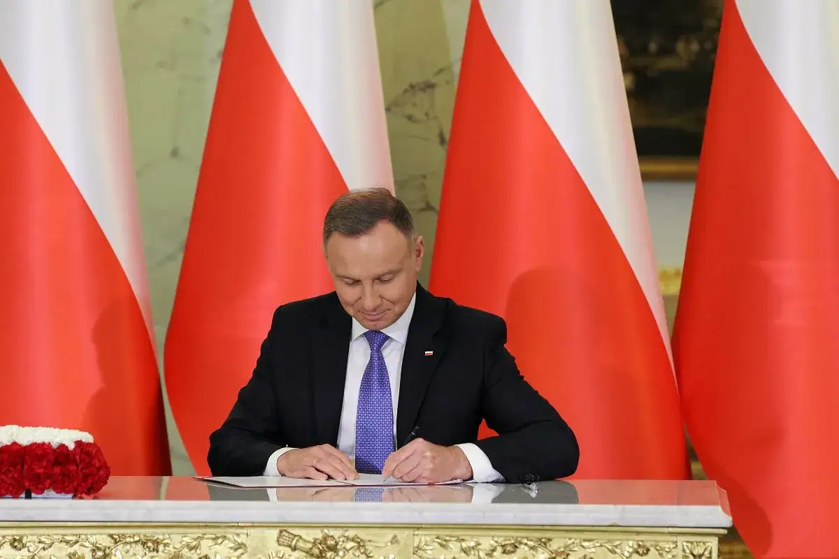 Prezydent Duda podpisuje dokumenty. Czy to wyjaśnia, dlaczego Pałac Prezydencki został wyłączony z części audytów dotyczących lotów państwowych?