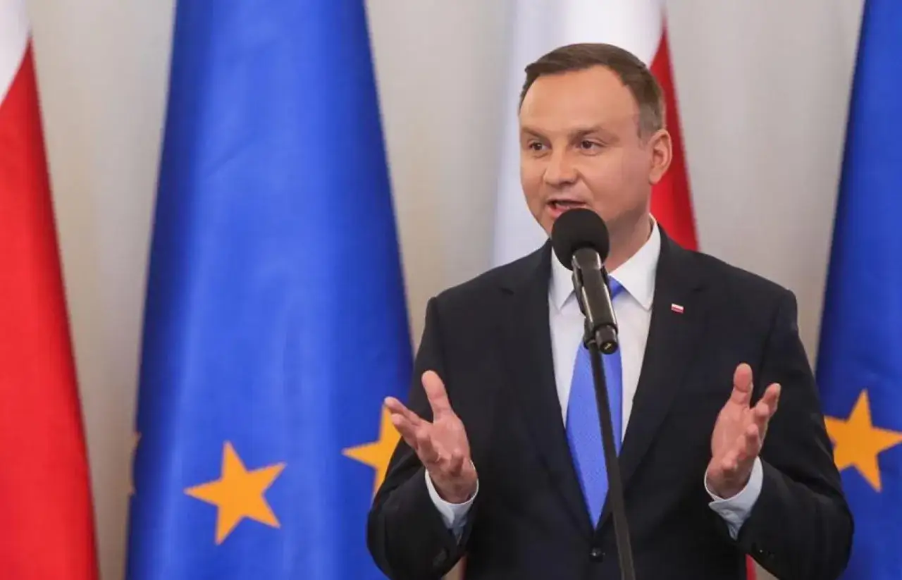 Andrzej Duda przemawia na tle flag Polski i UE. Czy to prawdziwe powody dla których Andrzej Duda zapowiedział serię wet do ustaw budżetowych?