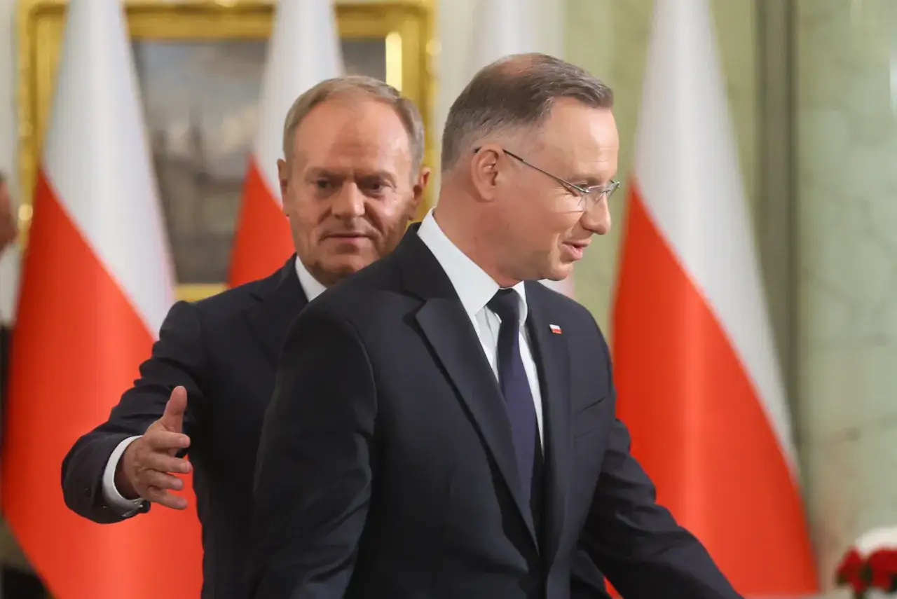 Andrzej Duda i Donald Tusk na tle flag. Czy istniała prawda o rzekomym pakcie Dudy z Tuskiem w sprawie obronności?