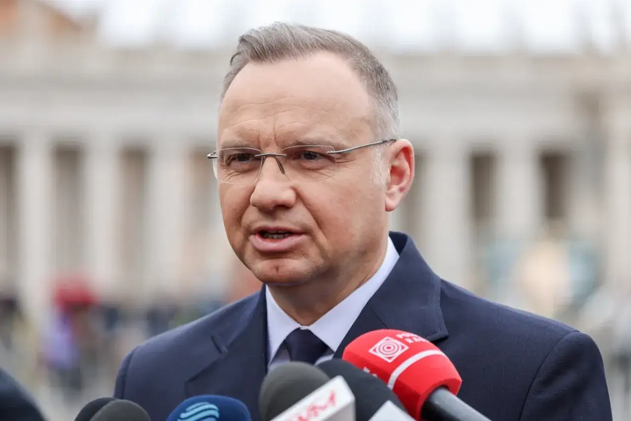Prezydent Duda przed mikrofonami, wyjaśniający, dlaczego prezydent nie podpisał ustawy o mowie nienawiści przed marcem 2026.