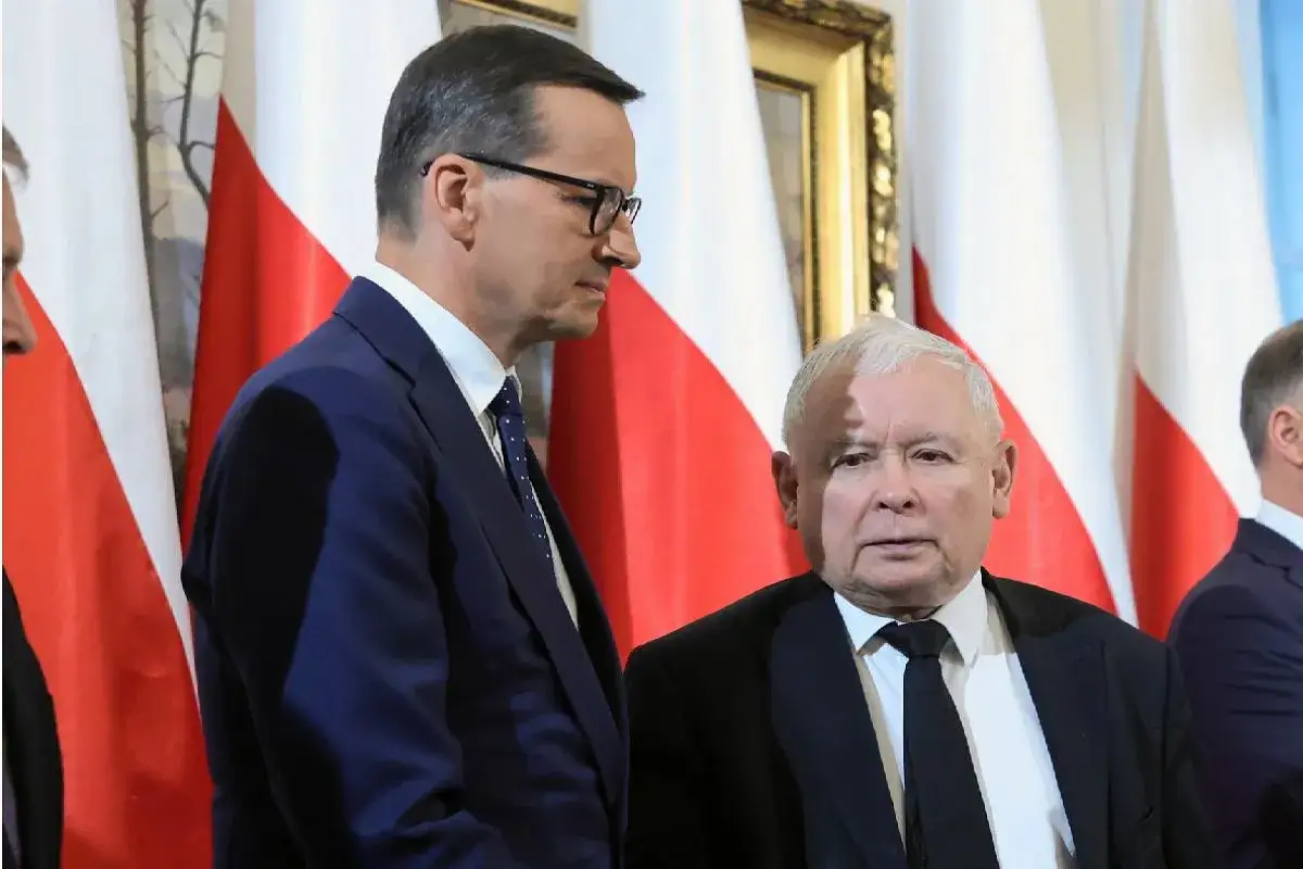 Mateusz Morawiecki i Jarosław Kaczyński na tle flag. Czy to prawdziwe powody kłótni Mateusza Morawieckiego z Patrykiem Jakim?