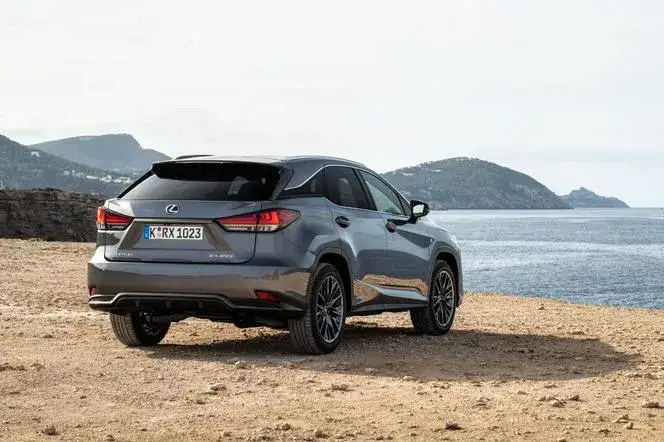 Zdjęcie Jaki samochód ma Tusk? Oto Lexus RX 450h i jego tajemnice