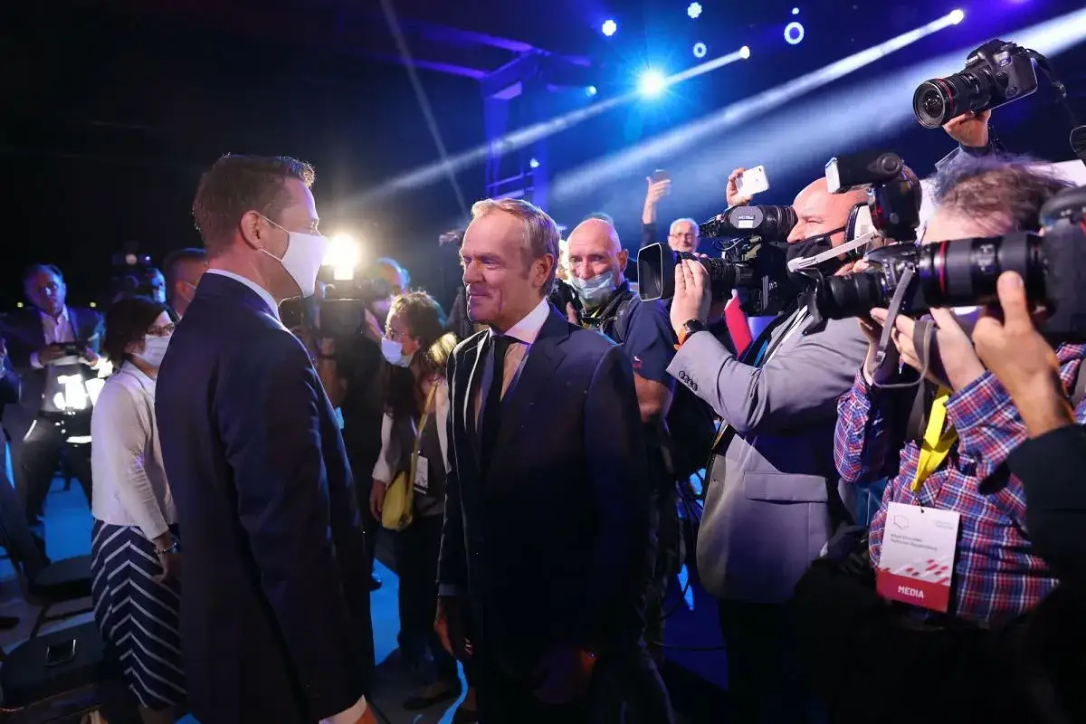 Kulisy decyzji o jedynej kandydaturze Donalda Tuska na przewodniczącego partii. Polityk otoczony przez dziennikarzy i kamery.