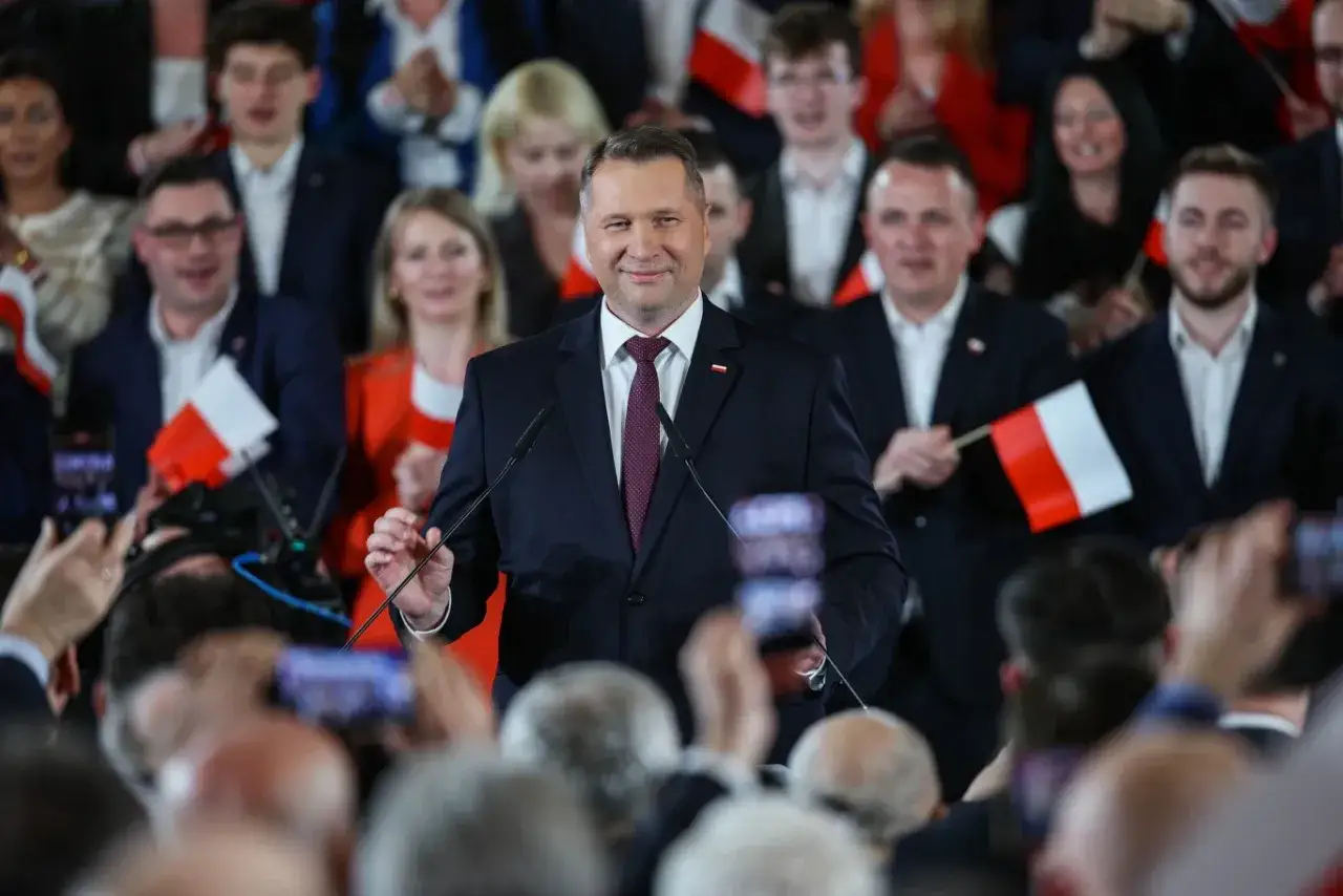 Uśmiechnięty mężczyzna w garniturze przemawia do tłumu. W tle widać ludzi z polskimi flagami. Czy to on, kogo Jarosław Kaczyński ogłosi 7 marca jako kandydata na premiera?