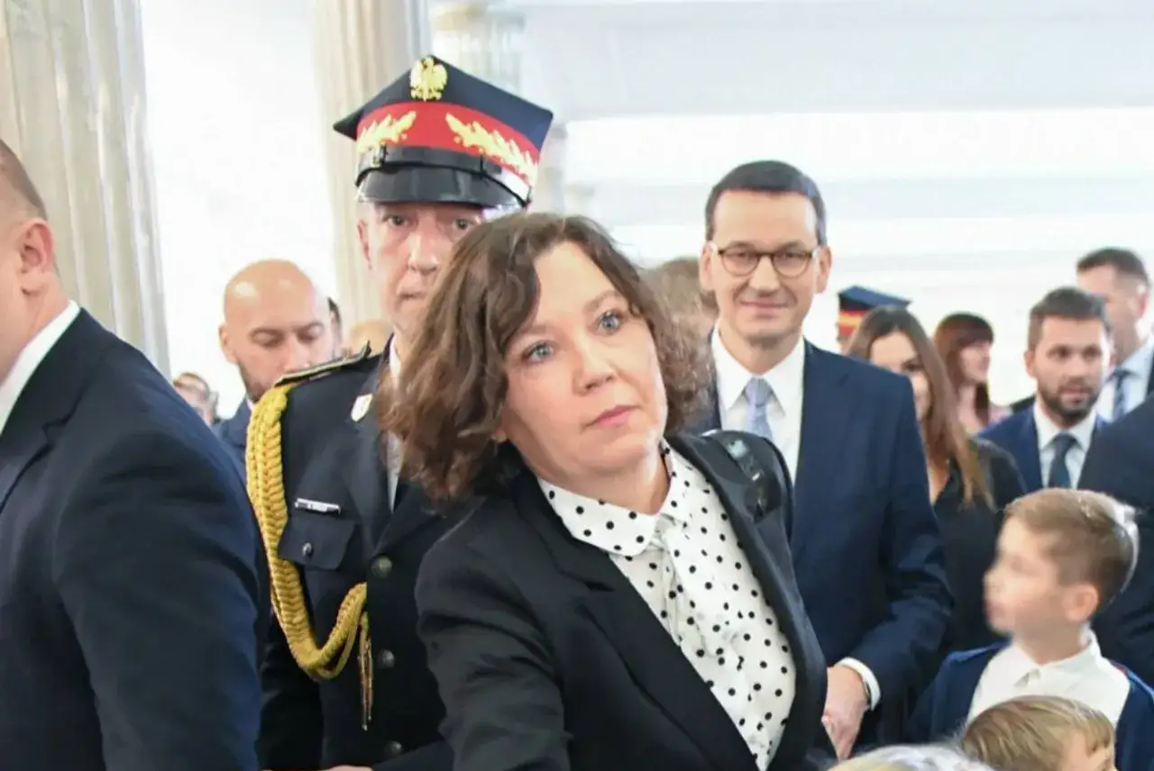 Iwona Morawiecka, z wykształceniem, w centrum uwagi, obok premiera Mateusza Morawieckiego i strażaka.