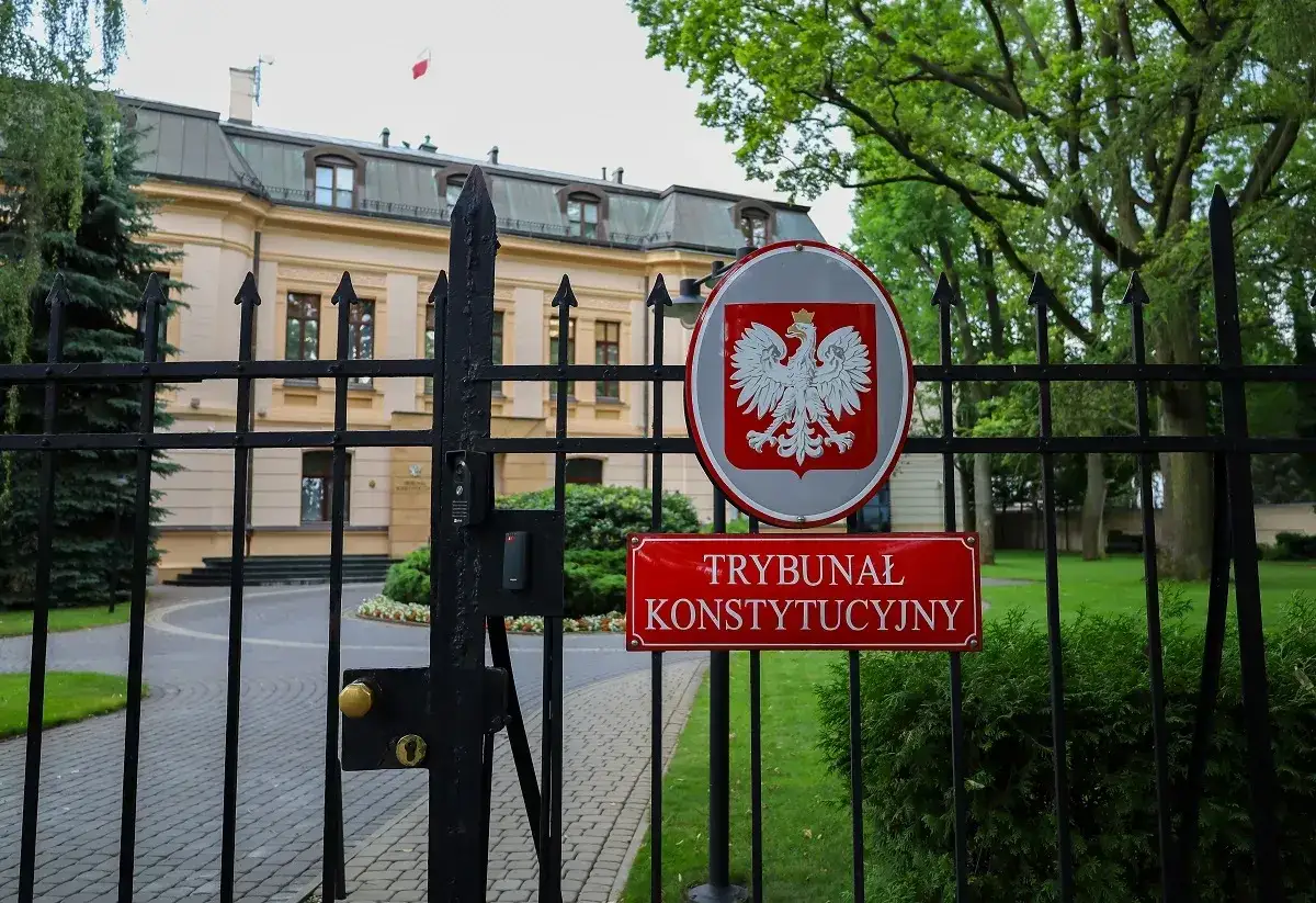 Trybunał Konstytucyjny rozpatruje, dlaczego projekt ustawy o mowie nienawiści został zakwestionowany. Widok na bramę i budynek instytucji.