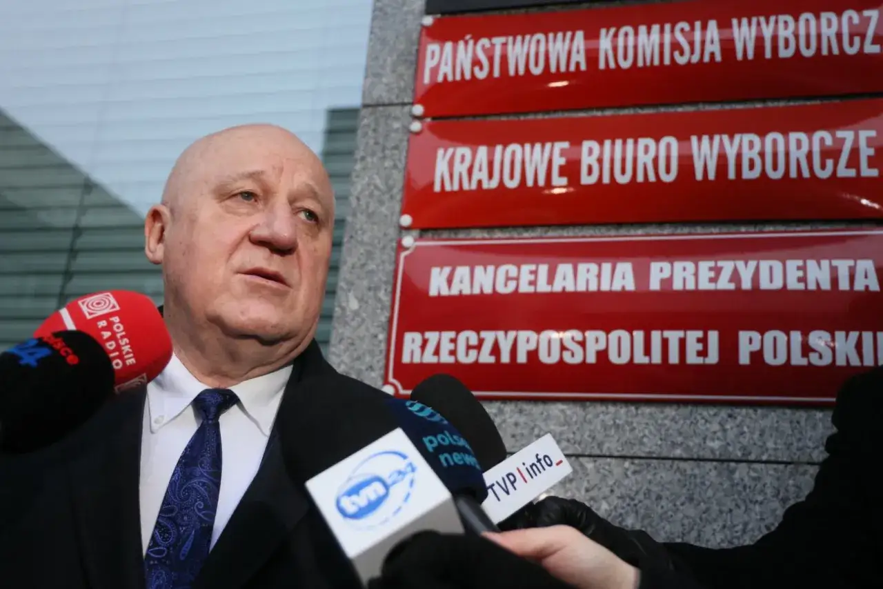 Mężczyzna przed Państwową Komisją Wyborczą, czy PKW ostatecznie uznała podpisy kandydata popieranego przez byłych polityków PiS?
