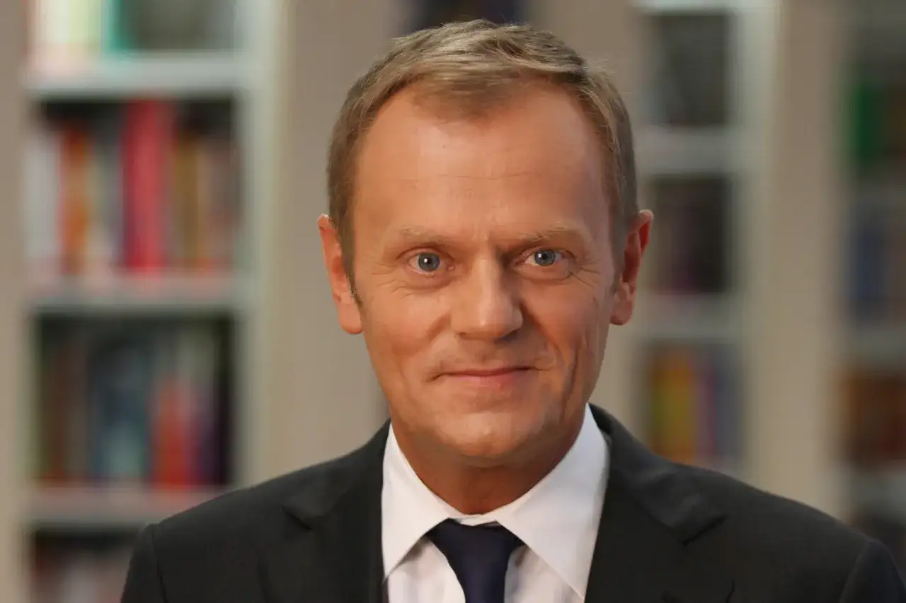 Portret polityka Donalda Tuska. Nazwisko to może oznaczać