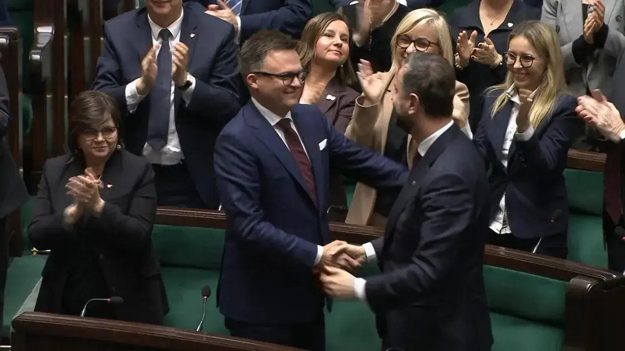Zdjęcie Kto jest obecnie marszałkiem sejmu? Poznaj Szymona Hołownię i jego rolę