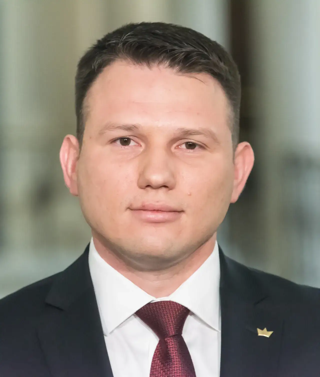 Zdjęcie Czy Mentzen jest prawnikiem? Odkryj prawdę o jego kwalifikacjach