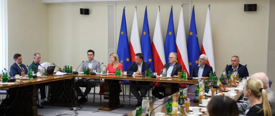 Milczenie PiS ws. Suwerennej Polski: Dlaczego rzecznicy nabrali wody w usta?